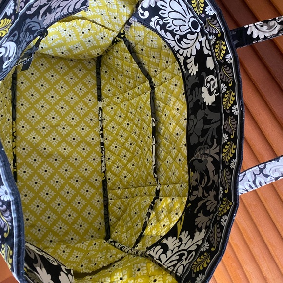 Vera Bradley Large Tote Bag with zipper closure. Lots of pockets! - Picture 6 of 6